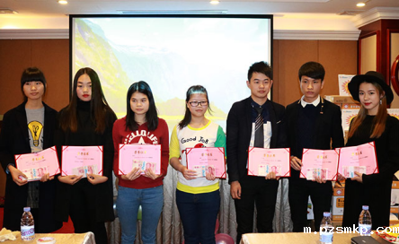 优米体育官网下载安装手机版7名获得年度职工荣誉称号的员工合拍照片