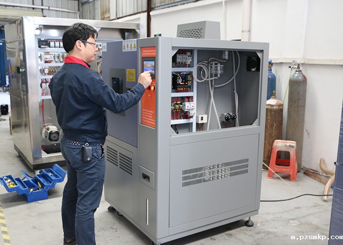 优米体育官网下载安装手机版车间技术人员现场调式恒定湿热试验箱