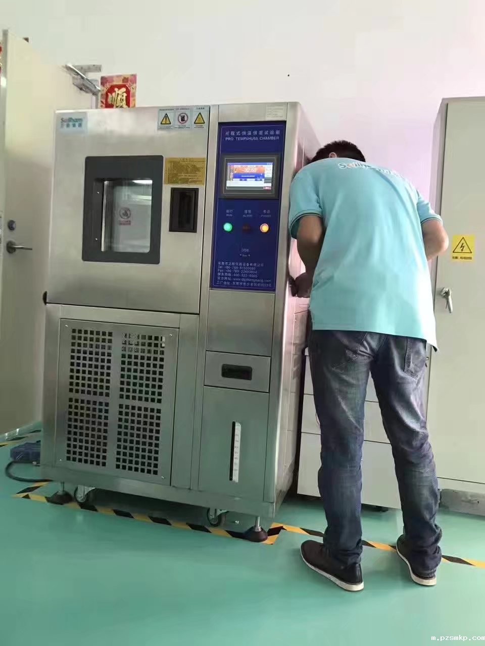 正航工程师认真交机培训客户操作使用高低湿热交变试验箱