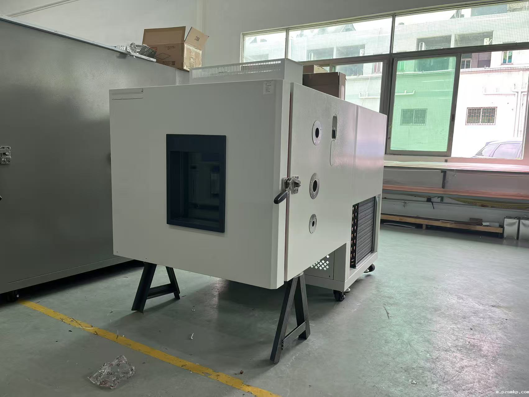 非标温湿度试验箱正在紧锣密鼓的生产着